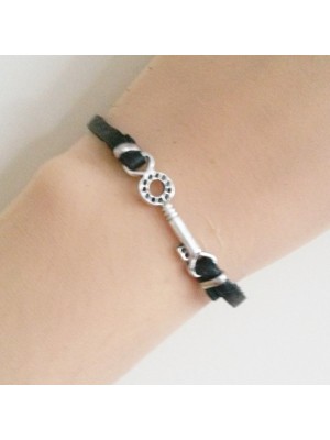 SİYAH DERİ KORDONLU ANAHTAR BAYAN BİLEKLİK