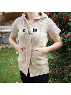 ÖNÜ DERİ DETAYLI KREM KISA KOLLU KAPŞONLU  BAYAN TRİKO